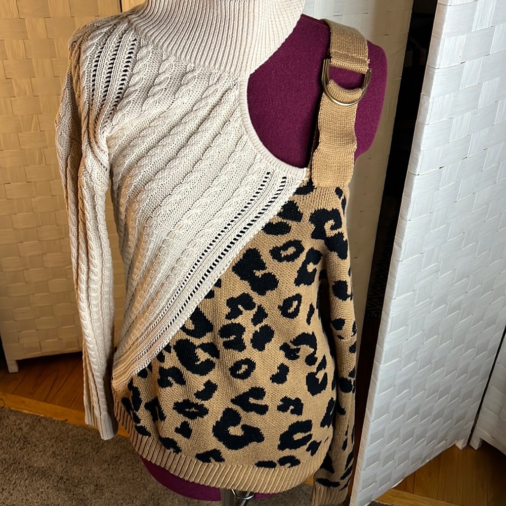 Leopard sweater with one cold shoulder with buckle. L